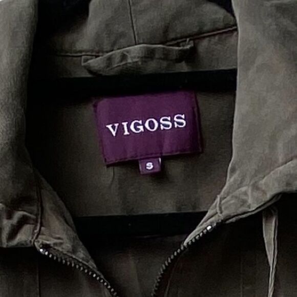 Vigoss Wm’s Sz Sm Olive Green Ruffle Hem Anorak Lightweight Peplum Tercel Jacket - Picture 4 of 4